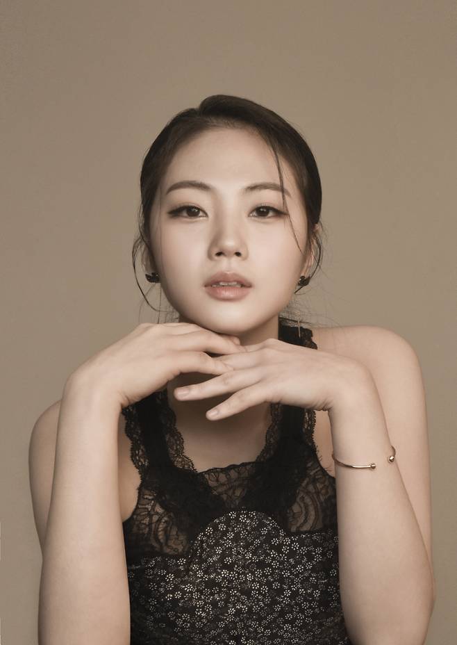 피아니스트 임주희는 9세에 발레리 게르기예프에게 발탁, 러시아 백야의 별 페스티벌에서 마린스키 오케스트라와 협으로 세계 무대에 데뷔했다. 신동, 천재 수사를 달고 다니지만 그는 가장 중요한 것은 현재라고 말한다. [목프로덕션 제공]