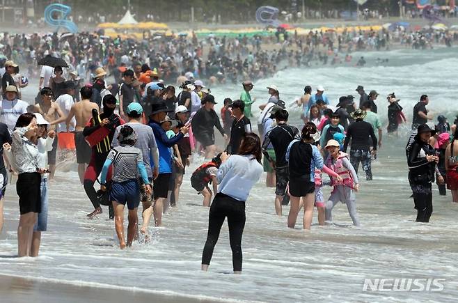 [부산=뉴시스] 하경민 기자 = 본격적인 여름 휴가철인 28일 부산 해운대구 해운대해수욕장을 찾은 시민과 관광객들이 물놀이를 즐기고 있다. 2024.07.28. yulnetphoto@newsis.com