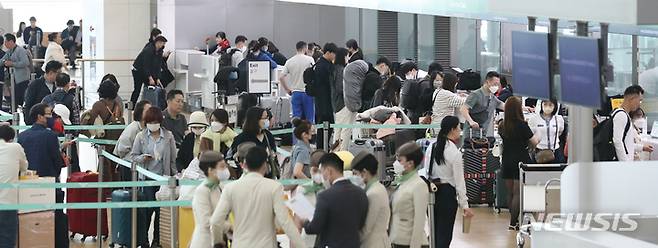 [인천공항=뉴시스] 김금보 기자 = 3일 오전 인천국제공항 제1터미널 출국장이 이용객들로 붐비고 있다. 2023.04.03. kgb@newsis.com