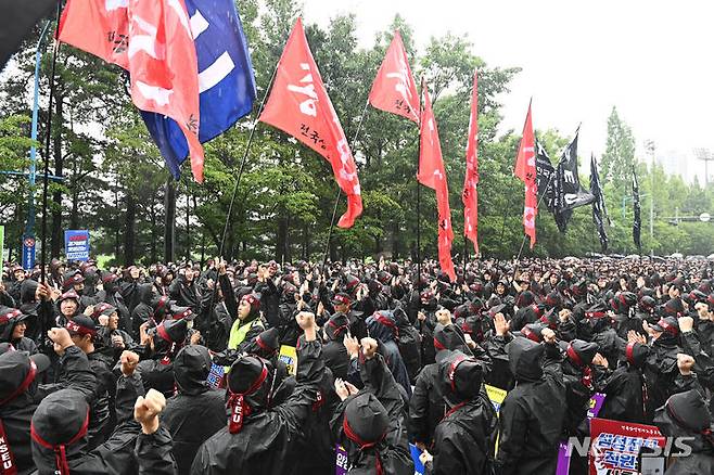 [화성=뉴시스] 김종택 기자 = 삼성전자 최대 노조인 전국삼성전자노동조합(전삼노)이 총파업에 돌입한 8일 경기도 화성시 삼성전자 화성사업장 정문 앞에서 총파업 결의대회가 진행되고 있다. 2024.07.08. jtk@newsis.com