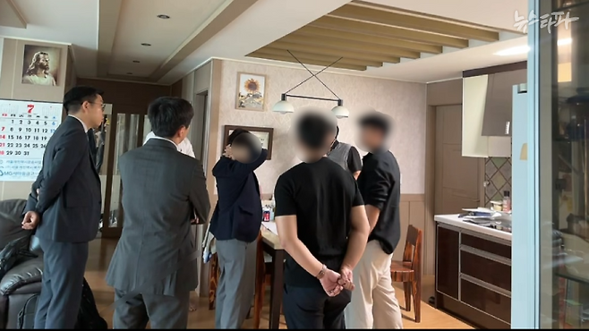 지난 24일, '쿠팡 블랙리스트' 제보자인 김준호 씨 자택을 압수수색하는 경찰의 모습. 오른쪽 4명이 경기남부경찰청 수사관들이다.&nbsp;