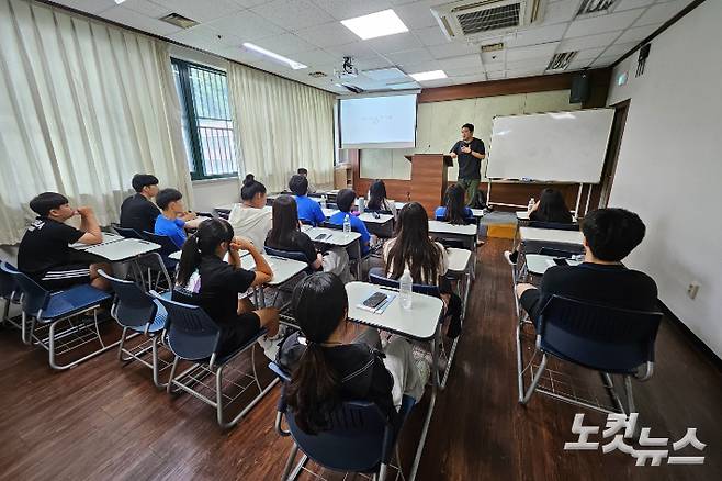 YFC 1318 캠프는 각 분야 전문성을 가진 강사들의 강의와 소수 인원의 세밀한 멘토-멘티 활동을 통해 기독 청소년들의 성경적 삶의 목표를 보다 명확히 확인해 나갈 수 있도록 돕는다.