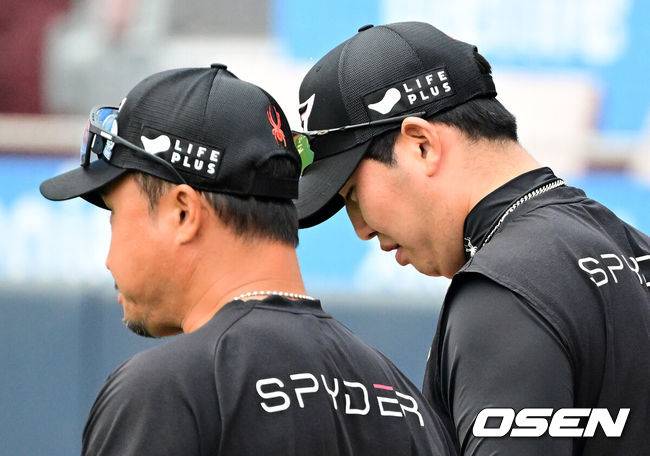 [OSEN=수원, 지형준 기자] 6일 오후 수원 KT위즈파크에서 ‘2024 신한 SOL BANK KBO리그’ KT 위즈와 한화 이글스의 경기가 열렸다.이날 KT는 엄상백, 한화는 류현진이 선발로 나섰다.전날(5일) 경기 종료 직후 그라운드에 인사를 하러 나온 양 팀 선수들의 벤치 클리어링이 있었다.&nbsp;한화 박상원이 12-2로 크게 앞선 8회말 KT 김상수와 로하스를 삼진으로 잡고서 연거푸 과도한 삼진 세리머니를 했고, 이에 불만을 품은 KT 황재균과 장성우가 경기 후 흥분했다.&nbsp;한화 박상원이 훈련에 앞서 정경배 코치와 KT 더그아웃으로 향하고 있다. 박상원은 KT 이강철 감독을 비롯한 주장, 고참급 선수들에게 사과의 말을 전했다. 2024.06.06 / jpnews@osen.co.kr