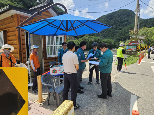 ▲ 문성준 부군수를 단장으로 한 점검 단이 물놀이 위험 지역인 옥계 계곡에서 안전 점검을 하고 있다. ⓒ영덕군청