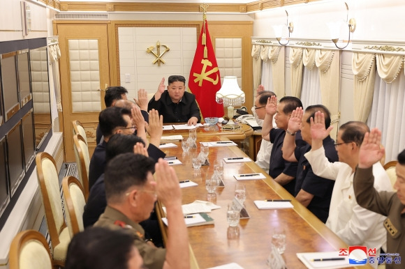 북한이 평안북도와 자강도를 비롯한 수해지역들 복구대책을 수립하기 위한 당 중앙위원회 제8기 제22차 정치국 비상확대회의가 김정은 국무위원장 주재로 지난 29일부터 30일까지 평안북도 신의주시에서 진행됐다고 조선중앙통신이 31일 보도했다. 2024.7.31. 연합뉴스