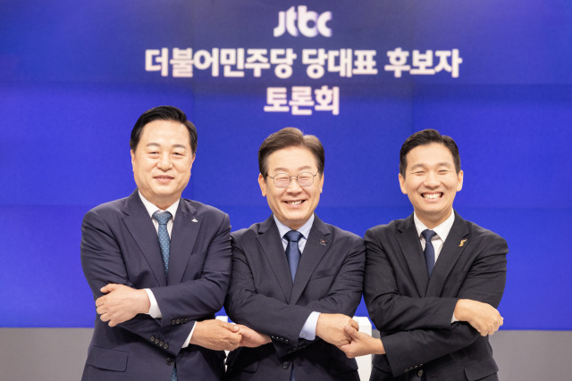 김두관(왼쪽부터), 이재명, 김지수 더불어민주당 당대표 후보가 30일 오후 서울 마포구 JTBC에서 TV토론회 시작에 앞서 기념 촬영을 하고 있다. 뉴스1