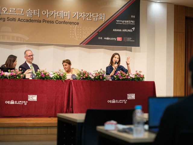 31일 서울 예술의전당에서 진행된 ‘게오르그 솔티 아카데미’ 기자간담회에서 박혜상(오른쪽) 소프라노가 벨칸토 특유의 감정선을 살리는 성악에 대해 예시를 들어 설명하고 있다. /사진 제공=예술의전당