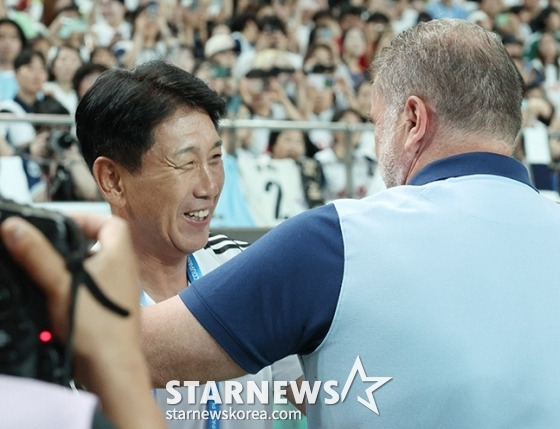 '2024 쿠팡플레이 시리즈' 팀 K리그 대 토트넘 홋스퍼(Tottenham Hotspur) 경기가 31일 오후 서울월드컵경기장에서 열렸다.  포스테코글루 감독이 팀 K리그 박태하 감독을 찾아가 인사하고 있다. /사진=김진경 대기자