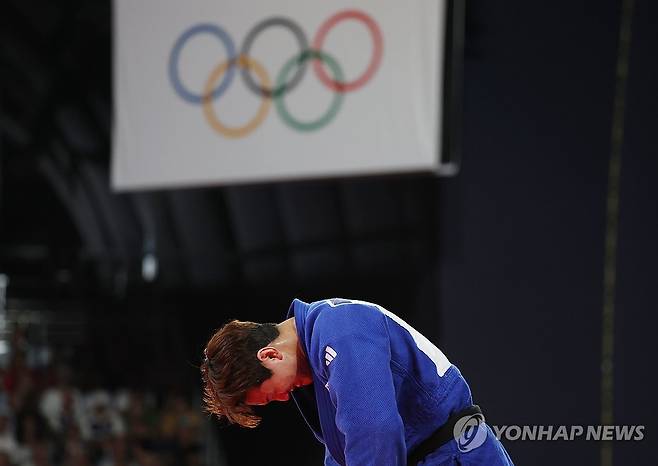 이준환, '랭킹1위' 꺾고 동메달 (파리=연합뉴스) 신준희 기자 = 이준환이 30일(현지시간) 프랑스 파리 아레나 샹드마르스에서 열린 2024 파리올림픽 유도 남자 81kg급 동메달 결정전에서 벨기에의 마티아스 캐세를 꺾고 동메달을 획득한 뒤 눈물을 흘리고 있다. 2024.7.31 hama@yna.co.kr