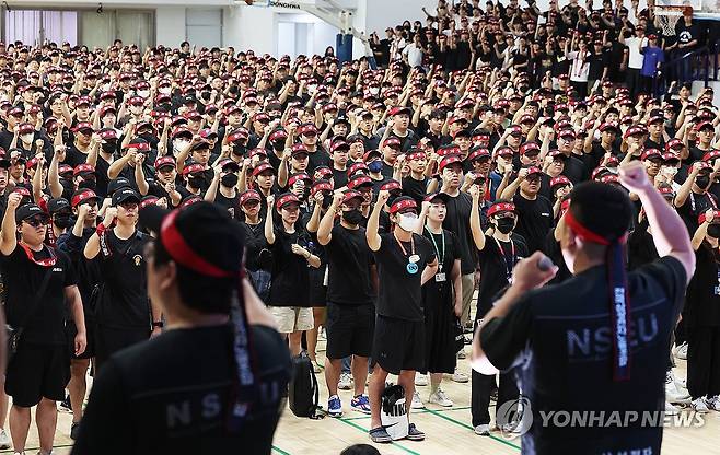 전삼노 총파업 승리 궐기대회 (용인=연합뉴스) 홍기원 기자 = 22일 오전 경기도 용인시 삼성전자 기흥캠퍼스 세미콘 스포렉스에서 전국삼성전자노동조합 조합원들이 총파업 승리 궐기대회를 하고 있다. 2024.7.22 xanadu@yna.co.kr