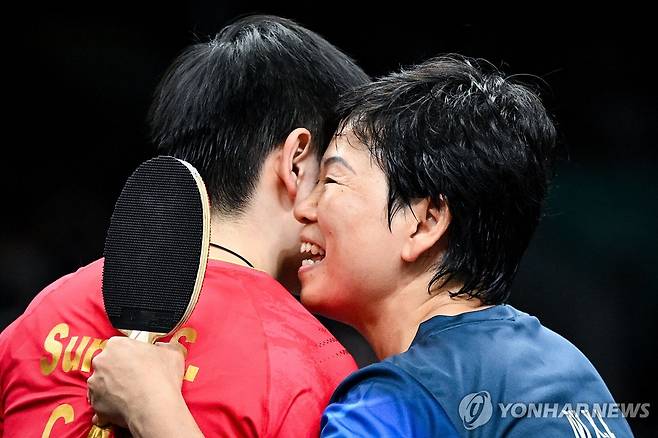 쑨잉사와 인사하는 니샤렌 [AFP=연합뉴스]