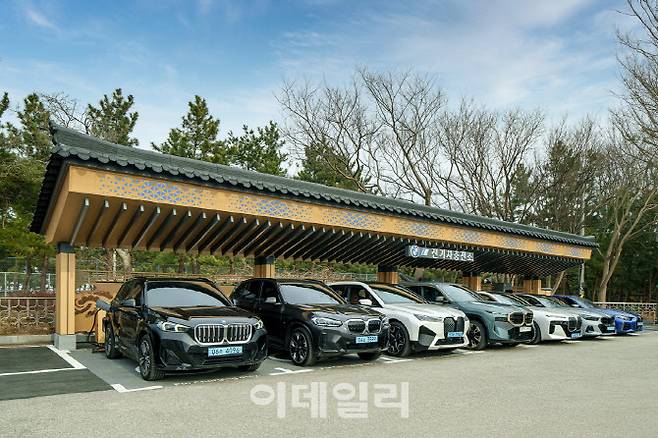 BMW코리아는 강원도 강릉 주문진해수욕장 인근에 마련한 전기차 충전 시설 ‘BMW 차징 스테이션’총 8대의 전기차를 동시에 충전할 수 있다.(사진=BMW코리아)