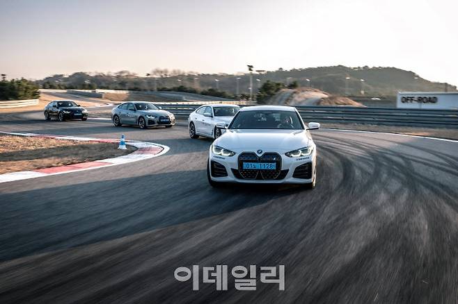 BMW코리아가 인천 영종도에 있는 ‘BMW 드라이빙 센터’에서 순수 전기 모델 BMW i4를 타고 전기차의 운전과 특성을 체험해볼 수 있는 드라이빙 프로그램 ‘i 스타터 팩(i Starter Pack)’을 개설해 운영하고 있다.(사진=BMW코리아)