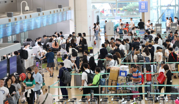 휴가철 여행객으로 붐비는 인천공항. (사진=연합뉴스)