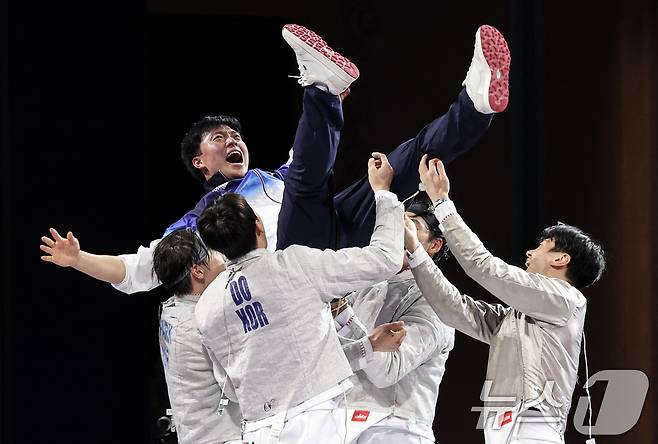 대한민국 펜싱 대표팀 구본길, 오상욱, 박상원, 도경동이 1일(한국시간) 프랑스 파리 그랑 팔레에서 열린 2024 파리올림픽 펜싱 남자 사브르 단체 금메달 결정전 헝가리와의 경기에서 금메달을 확정지은 후 기뻐하고 있다. 2024.8.1/뉴스1 ⓒ News1 이동해 기자