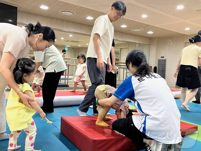 롯데백화점 대구점이 운영하고 있는 ‘트니트니 플레잉존’ 강좌에 엄마, 아빠와 함께 참여한 유아들이 구르기 체험을 하고 있다.(롯데백화점 대구점 제공)