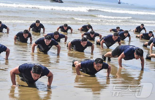 육군 특전사 귀성부대가 지난 7월 22일부터 2주간 충남 태안 안면도 일대에서 해상침투훈련을 실시했다고 1일 밝혔다. 사진은 귀성부대 특전대원들이 서해 해변에서 체력단련을 하는 모습. (육군 제공) 2024.8.1/뉴스1