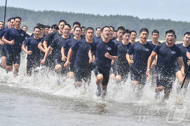 육군 특전사 귀성부대가 지난 7월 22일부터 2주간 충남 태안 안면도 일대에서 해상침투훈련을 실시했다고 1일 밝혔다. 사진은 귀성부대 특전대원들이 서해 해변에서 체력단련을 하는 모습. (육군 제공) 2024.8.1/뉴스1