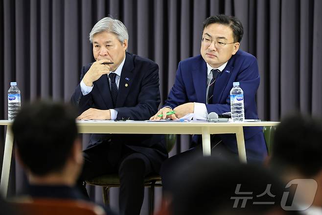 서왕진, 신장식 조국혁신당 의원이 1일 서울 시내 한 상가에서 열린 티몬월드 미정산 사태 관련 디지털가전 피해 업체 긴급 현장간담회에서 피해자들의 발언을 듣고 있다. 2024.8.1/뉴스1 ⓒ News1 김도우 기자