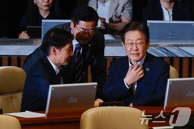 조국 조국혁신당 대표(왼쪽부터), 박찬대 더불어민주당 대표 직무대행 겸 원내대표, 이재명 의원이 1일 오후 서울 여의도 국회에서 열린 제416회국회(임시회) 제2차 본회의에서 '전국민 25만원 지원법' 무제한 토론 중 대화하고 있다. 2024.8.1/뉴스1 ⓒ News1 안은나 기자