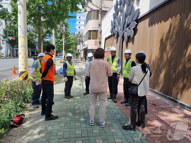 부산진구 관계자가 옥외사업장을 점검하고 있다.(부산진구청 제공)