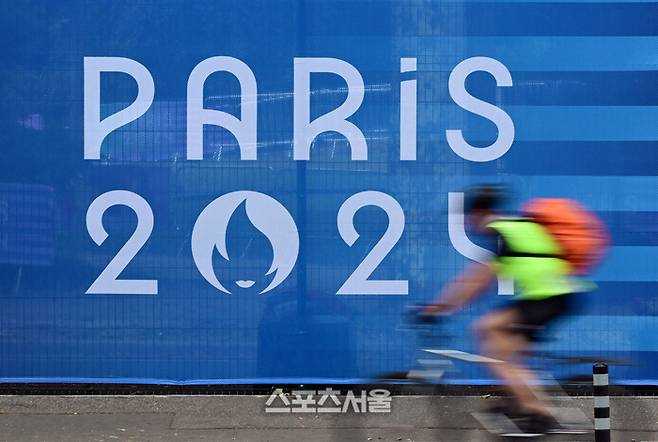 파리올림픽을 하루 앞둔 25일(현지 시간) 오후 개회식이 펼쳐질 파리 트로카데로 광장의 가림막 앞으로 시민들이 지나가고 있다. 파리 | 박진업 기자 upandup@sportsseoul.com