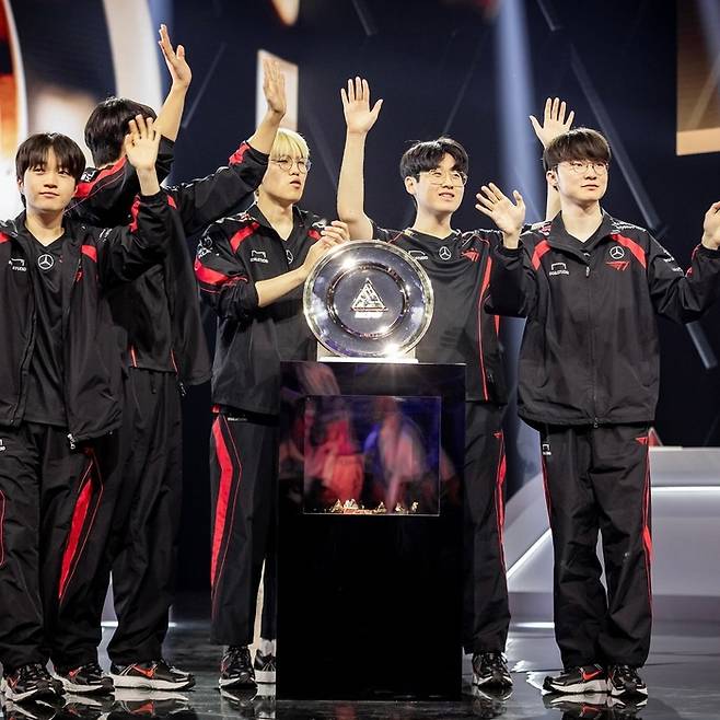 T1이 8일(한국시간) 사우디아라비아 리야드에서 열린 EWC 2024 LoL에서 우승을 차지한 뒤 트로피 앞에서 포즈를 취하고 있다. 사진 | EWC