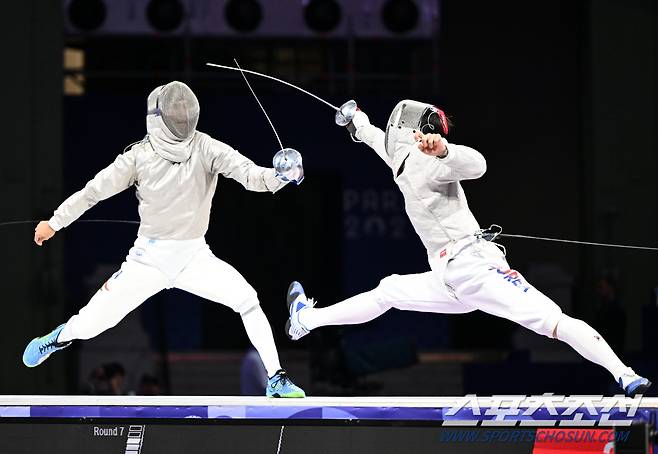 1일(한국시각) 프랑스 파리 그랑팔레에서 열린 2024 파리올림픽 펜싱 남자 사브르 단체전 한국과 헝가리의 결승전에서 한국이 승리하며 금메달을 목에 걸었다. 7바우트 구본길을 대신해 나선 도경동이 크리스티안 러브를 상대로 연속해서 공격을 성공시키고 있다 . 파리(프랑스)=정재근 기자 cjg@sportschosun.com/2024.8.1/