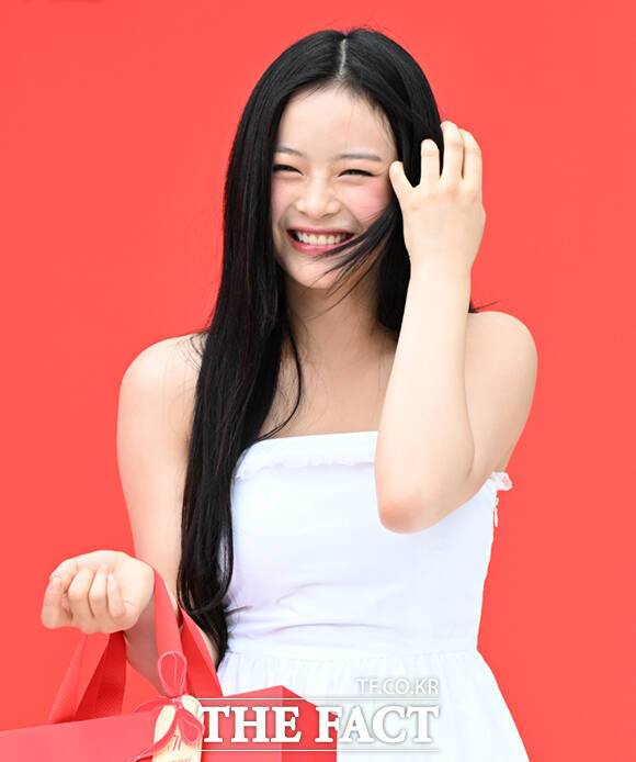 걸그룹 뉴진스 하니가 1일 오후 서울 중구 현대백화점면세점 동대문점에서 열린 '에브리데이 현데이(EVERYDAY HYUNDAY)' 행사에 참석해 포즈를 취하고 있다. /이새롬 기자