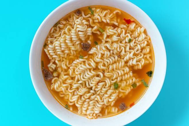 대한항공이 기내에서 일반석 고객에게는 라면을 더 이상 제공하지 않기로 했다. [이미지출처=게티이미지]