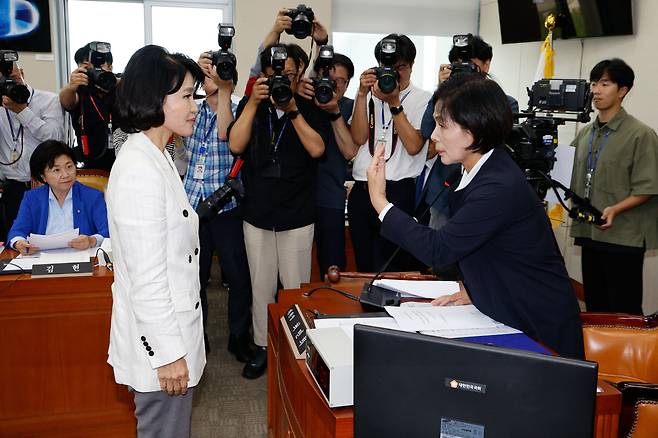 지난달 24일 오전 서울 여의도 국회 과학기술정보방송통신위원회에서 열린 이진숙 방송통신위원장 후보자 인사청문회에서 최민희 위원장이 이 후보자가 선서문을 제출할 때 인사를 하지 않고 가자 다시 불러 얘기하고 있다./뉴스1