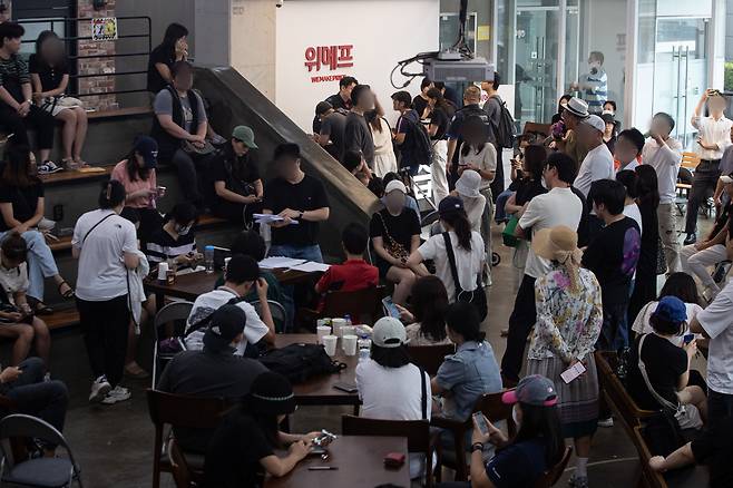 지난 25일 서울 강남구 위메프 본사가 '정산 지연 사태'로 환불을 요구하는 고객로 붐비고 있다. 싱가포르 기반 e커머스인 큐텐 계열사인 티몬과 위메프 셀러 대금 정산 지연이 발생하면서 사태 여파가 커지고 있다. /뉴스1