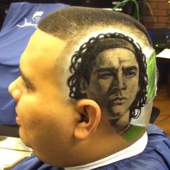 AwQS1722476047_2079109359.jpg 손님 머리에 그림을 그리는 이발사