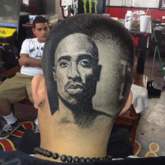 AwQS1722476049_2014440433.jpg 손님 머리에 그림을 그리는 이발사