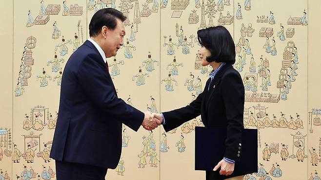 이진숙 방송통신위원장에게 임명장 수여하는 윤석열 대통령 [대통령실통신사진기자단]