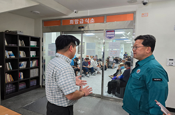 배병철 부산광역시 사회복지국장(오른쪽)이 무더위쉼터로 운영되고 있는 ‘부산희망드림센터’를 찾아 냉방 시설을 점검하고 있다. [사진=부산광역시]