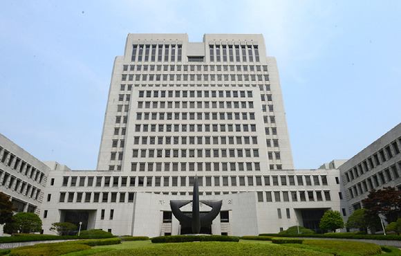 강용석 변호사와 김세의 가로세로연구소 대표가 1일 대법원으로부터 공직선거법 위반 혐의와 관련해 각각 200만원 벌금형을 확정받았다. 사진은 서울 서초구 대법원 청사. [사진=뉴시스]