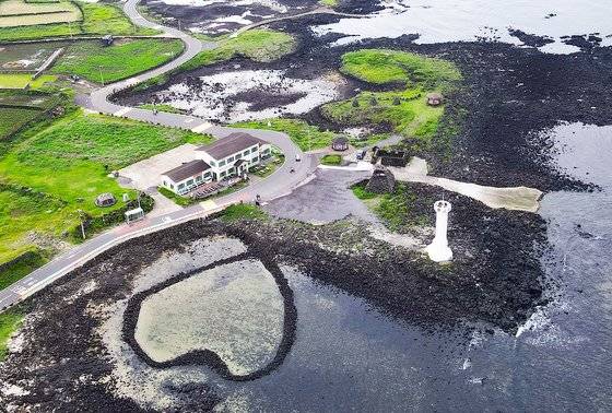 우도 북쪽 해변에 있는 '하트 원담'. 원담은 돌로 쌓은 그물이다. 손민호 기자