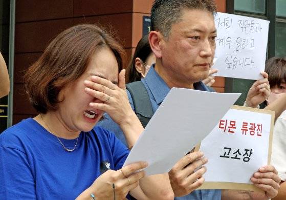 티몬·위메프 미정산 피해 판매자가 1일 오전 서울 강남경찰서 앞에서 큐텐 구영배 회장과 목주영 대표, 티몬 류광진 대표, 위메프 류화현 위메프 대표를 고소하기 앞서 입장을 밝히던 중 눈물을 흘리고 있다. 뉴스1