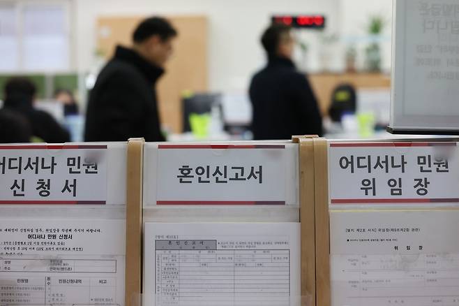 여성이 희망하는 남성의 결혼 자금은 1억300만원, 반대로 남성이 희망하는 여성의 결혼 자금은 6380만원으로 각각 나타났다.  사진=연합뉴스