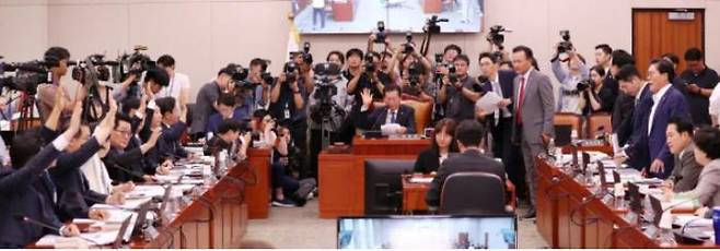 At a general meeting of the Legislation and Judiciary Committee held at the National Assembly on July 31, Jung Chung-rae, chairman of the committee, proceeds with bills amid protests by the PPP lawmakers. Park Min-kyu