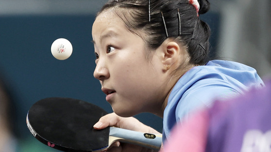 Table tennis player Shin Yu-bin, serving on the mixed doubles bronze medal match at the Paris Olympics on Tuesday at South Paris Arena 4 in France. [JOINT PRESS CORP/KCK]