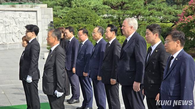 한동훈 국민의힘 대표와 추경호 국민의힘 원내대표 등 신임지도부가 지난달 24일 서울 동작구 국립서울현충원에 참배를 하기 위해 방문했다. 사진=임현범 기자