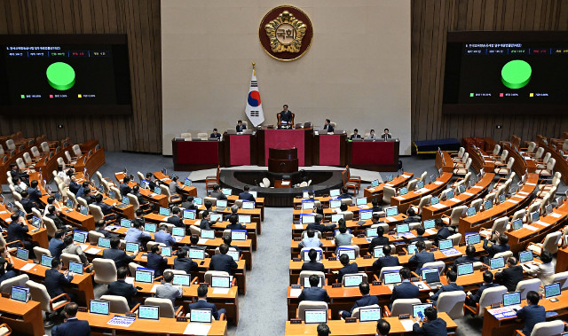 지난 30일 서울 여의도 국회 본회의에 상정된 한국교육방송공사법 개정안이 가결되고 있다. 최현규 기자