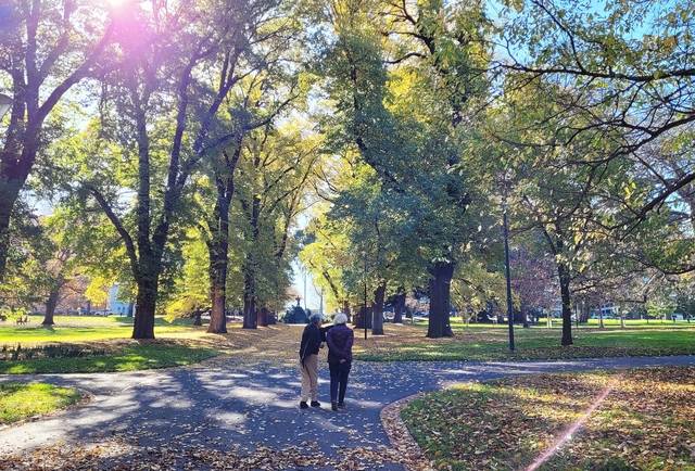 지난 5월 멜버른 동부 피츠로이 공원에서 린 할머니와 그의 동료가 산책로를 따라 걷고 있다.