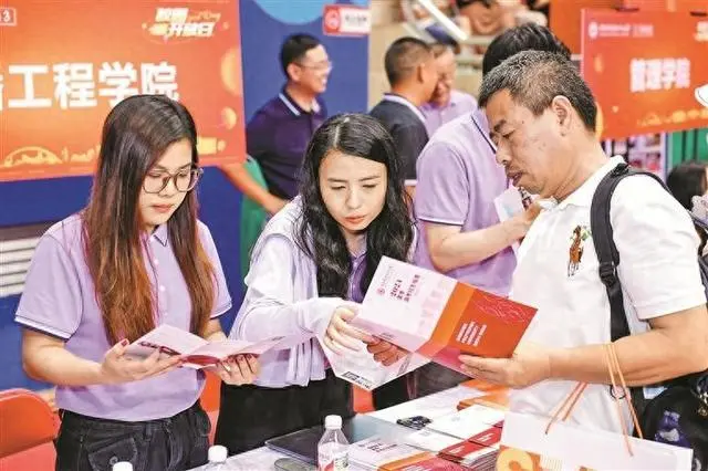 중국 선전직업기술대학이 지난 6월 말 수험생과 학부모를 대상으로 입학 상담 설명회를 개최한 모습. <선전신문망>