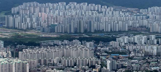 서울 아파트 매매와 전세가격 상승폭이 꺾였지만 선호단지 위주의 강세는 이어졌다. 사진은 서울시내 한 아파트 밀집 지역. /사진=뉴스1