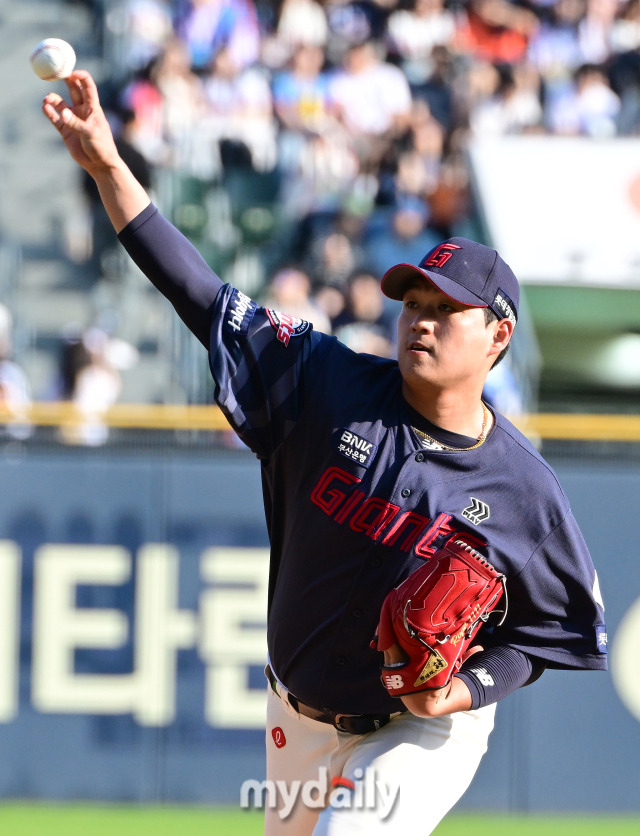 2024년 5월 18일 서울 잠실야구장에서 '2024 신한 SOL Bank KBO리그' 롯데 자이언츠와 두산 베어스의 경기가 열렸다. 롯데 선발투수 나균안이 역투하고 있다./마이데일리