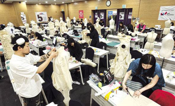지난달 17일 서울 영등포 하이서울유스호스텔에서 열린 ‘MDF 패션디자인 공모전’에 참가한 학생들이 마감 시간 안에 작품을 완성하기 위해 집중하고 있다. [연합]