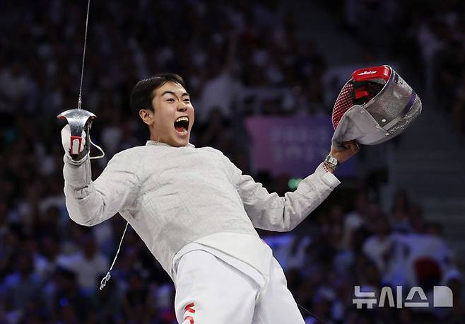 [파리=뉴시스] 김진아 기자 = 도경동이 31일(현지시각) 프랑스 파리 그랑 팔레에서 열린 2024 파리 올림픽 펜싱 남자 사브르 단체 결승 헝가리와의 경기에서 공격을 성공시킨 뒤 포효하고 있다. 2024.08.01. bluesoda@newsis.com